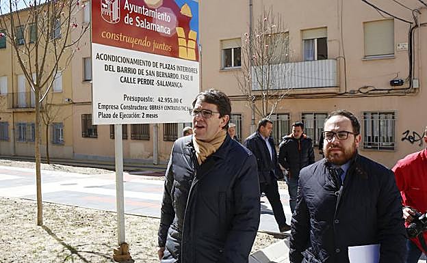 El alcalde y el concejal Daniel Llanos visitan las obras que se acometen en la calle Perdiz. 