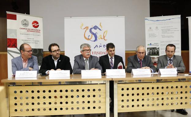 El director del CIDTA (centro) interviene acompañado por representantes de las instituciones. 