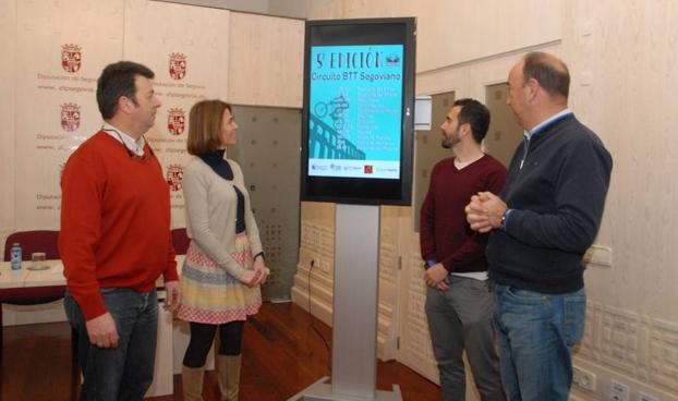 Enrique Arranz, Magdalena Rodríguez, Daniel Gutiérrez y Miguel Ángel de Vicente, antes de la presentación del circuito.