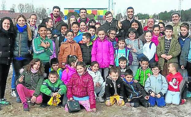 Escolares que han intervenido en la plantación. 