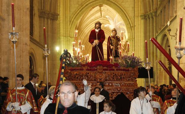 El Cristo de la Sentencia durante la procesión en la catedral. 