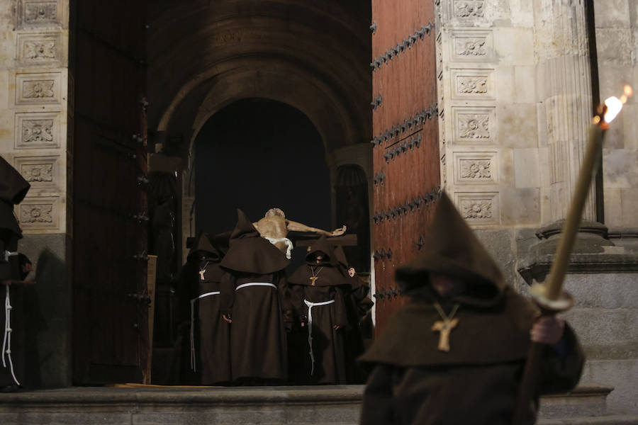 Fotos: Procesión del Sábado Santo del Cristo de la Humildad en Salamanca