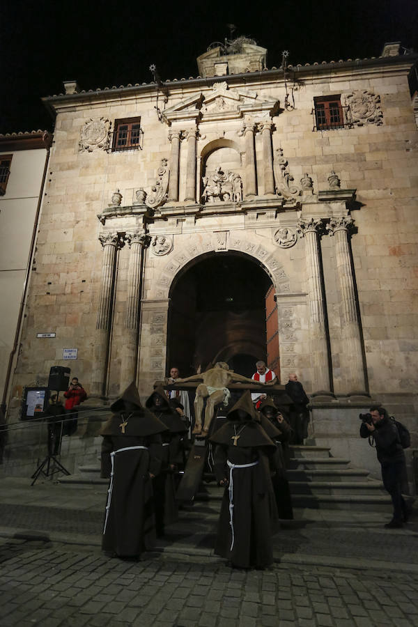 Fotos: Procesión del Sábado Santo del Cristo de la Humildad en Salamanca