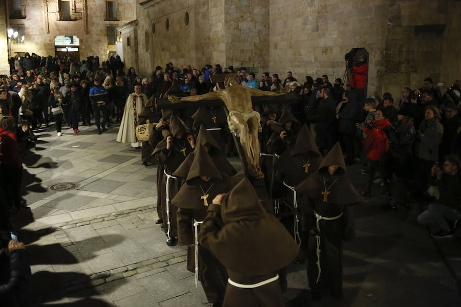 Fotos: Procesión del Sábado Santo del Cristo de la Humildad en Salamanca