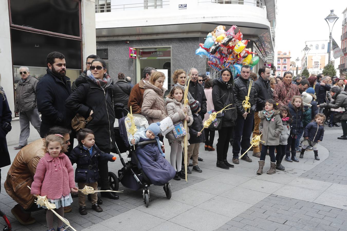 Fotos: Público en la Procesión del Domingo de Ramos en Valladolid (2/2)