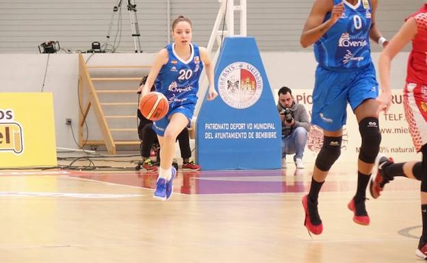 Alba Pedrosa conduce el balón en el partido de su debut con Avenida ante Bembibre. 