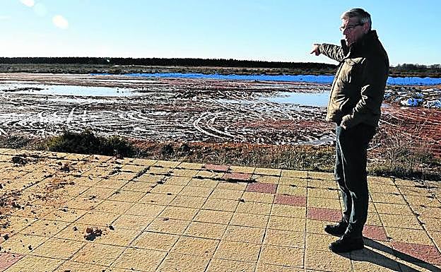 El alcalde de Guardo, Juan Jesús Blanco, señala los terrenos en los que se instalará la nueva planta de Biomasa.