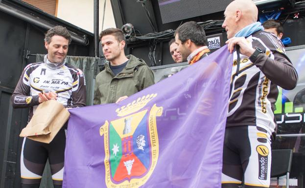 Husillos posa junto a la bandera de Astudillo que le regalaron. 