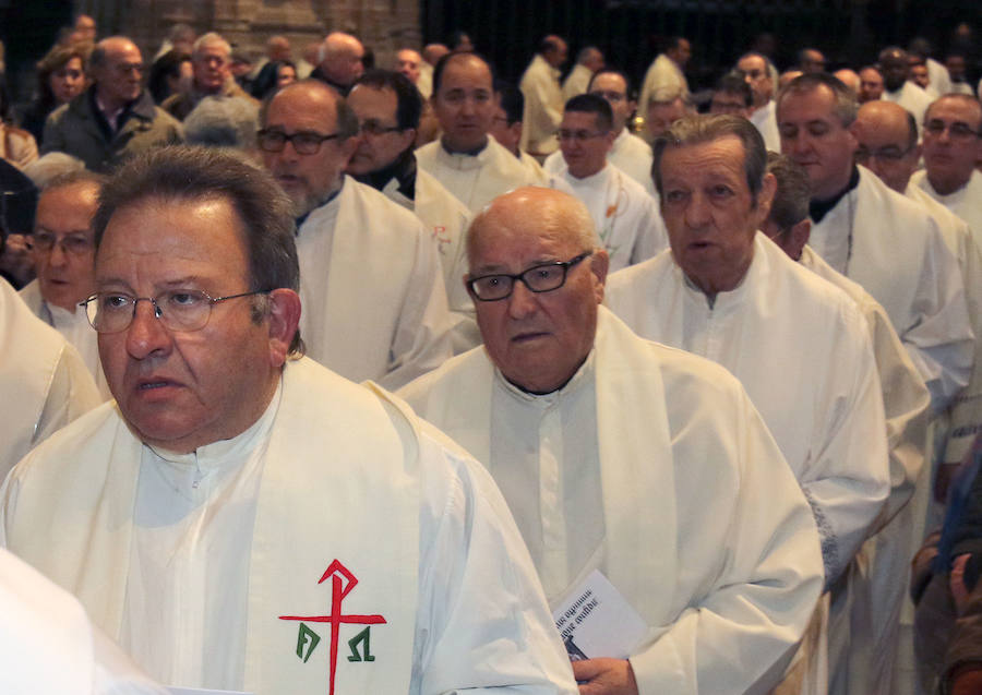 Fotos: Misa Crismal en el altar mayor de la Catedral de Segovia
