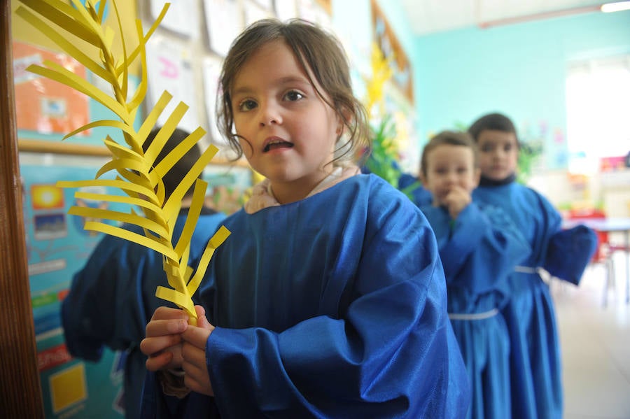 Fotos: Los alumnos del colegio Amor de Dios desfilan en su propia procesión de Semana Santa