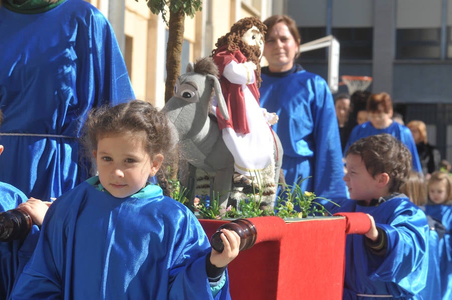 Fotos: Los alumnos del colegio Amor de Dios desfilan en su propia procesión de Semana Santa