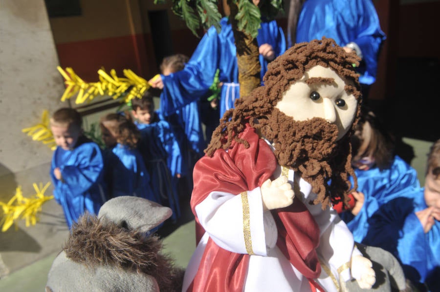 Fotos: Los alumnos del colegio Amor de Dios desfilan en su propia procesión de Semana Santa