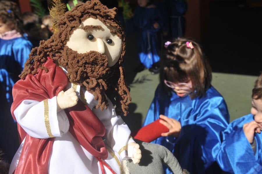 Fotos: Los alumnos del colegio Amor de Dios desfilan en su propia procesión de Semana Santa