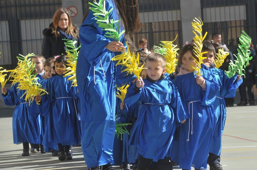 Fotos: Los alumnos del colegio Amor de Dios desfilan en su propia procesión de Semana Santa