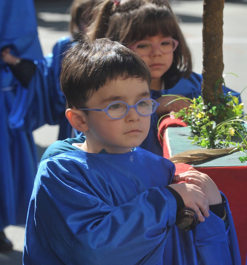 Fotos: Los alumnos del colegio Amor de Dios desfilan en su propia procesión de Semana Santa