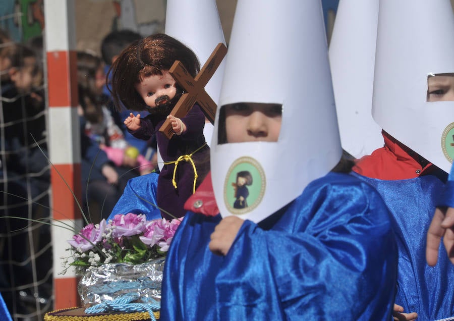 Fotos: Los alumnos del colegio Amor de Dios desfilan en su propia procesión de Semana Santa