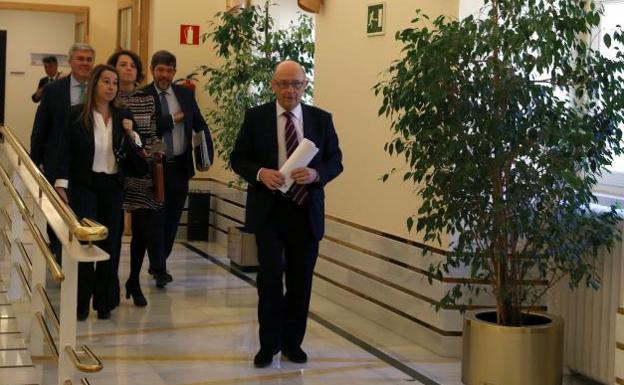 El ministro de Hacienda y Función Pública, Cristóbal Montoro, a su llegada a la rueda de prensa que ha ofrecido esta mañana.