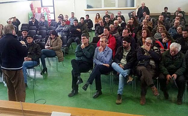 Reunión informativa sobre las caceras celebrada en Trescasas. 
