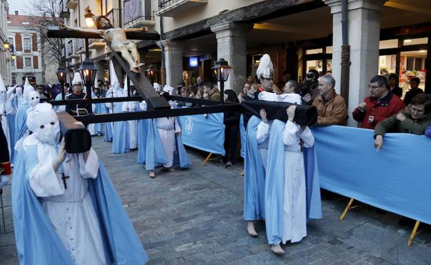 Cofrades de Jesús Nazareno portan su talla titular por la Plaza Mayor.