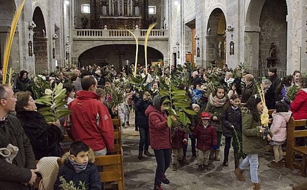 Celebración de los Ramos en el interior de la iglesia de San Eutropio, en El Espinar. 