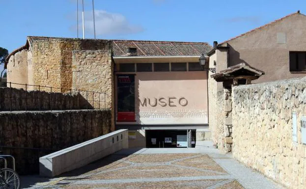 Acceso principal al Museo de Segovia, instalado en el edificio del antiguo matadero, en la Casa del Sol. 