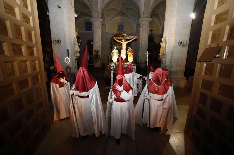 Fotos: Procesión de la Cofradía del Santo Cristo de la Buena Muerte en Peñafiel