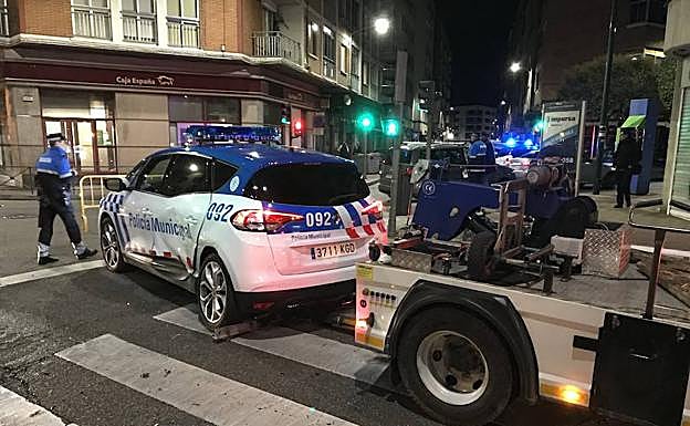 El vehículo de la policía local que recibió el impacto.