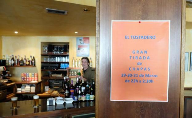 Cartel que anuncia la celebración del juego de las chapas, en un bar de Plaza Caño Argales. 