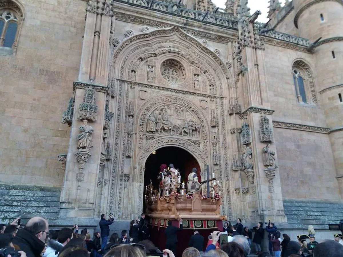 Entrada en la catedral del paso de Nuestro Padre Jesús despojado de sus vestiduras, que sale de la Iglesia de la Purísima de Salamanca.
