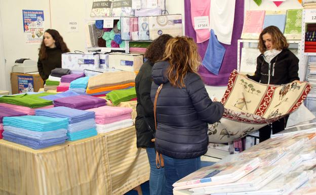 Uno de los expositores de la Feria de Comercio e Industria de Nava. 