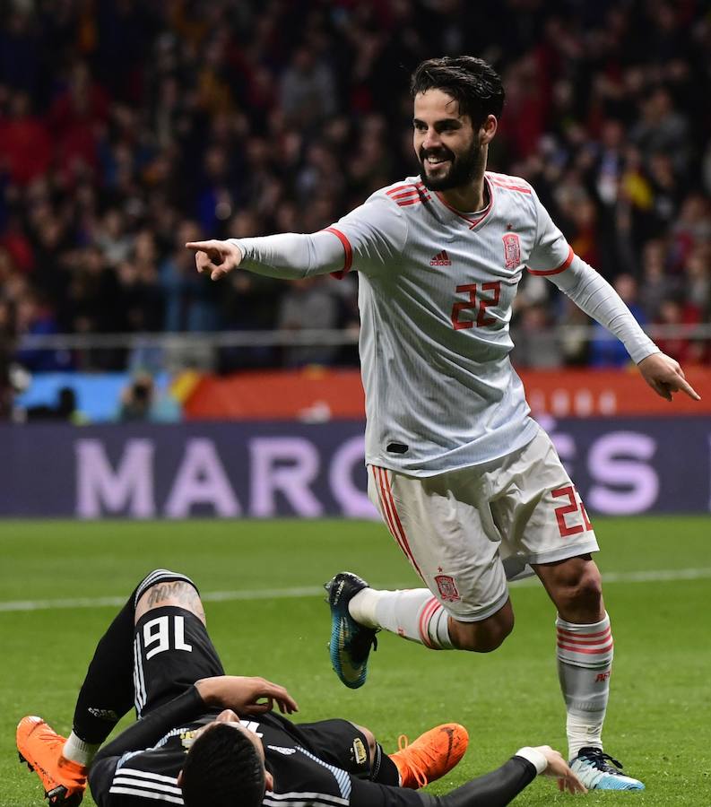 La selección que dirige Julen Lopetegui apabulló a Argentina en su estreno en el Wanda Metropolitano (6-1) con un 'hat-trick' de Isco y tantos de Diego Costa, Thiago y Aspas.