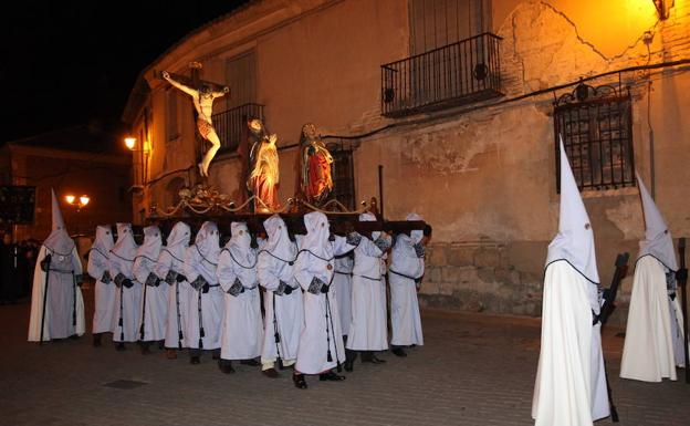 Los cofrades de La Tercera Palabra portan a hombros el paso. 