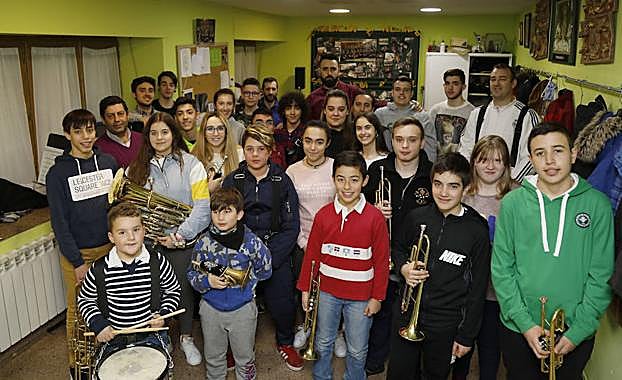 La Agrupación Musical de la Santa Vera Cruz, en el local donde ensaya en su sede.
