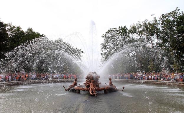 Cientos de personas contemplan y disfrutan los juegos del agua en una de las fuentes monumentales de La Granja. 