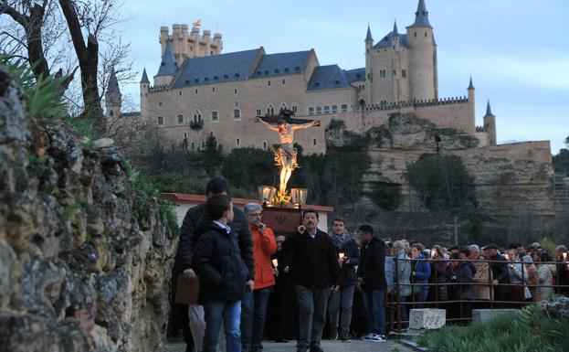 Un momento del vía crucis de los carmelitas. 