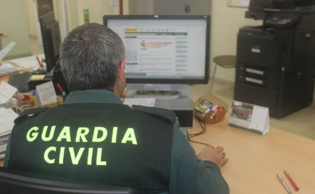 Un agente de la Guardia Civil consulta un ordenador. 