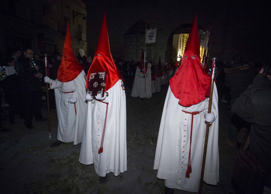 La Cofradía de las Siete Palabras ha alumbrado a su talla titular, el Santísimo Cristo de las Mercedes (Pompeyo Leoni, segunda mitad Siglo XVI)