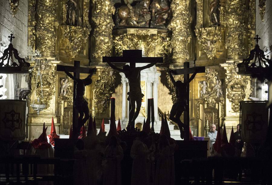 La Cofradía de las Siete Palabras ha alumbrado a su talla titular, el Santísimo Cristo de las Mercedes (Pompeyo Leoni, segunda mitad Siglo XVI)