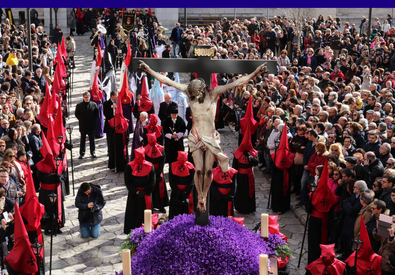 El paso de Gregorio Fernández salió a hombros a las once del Palacio de Santa Cruz para recorrer el centro de la ciudad 