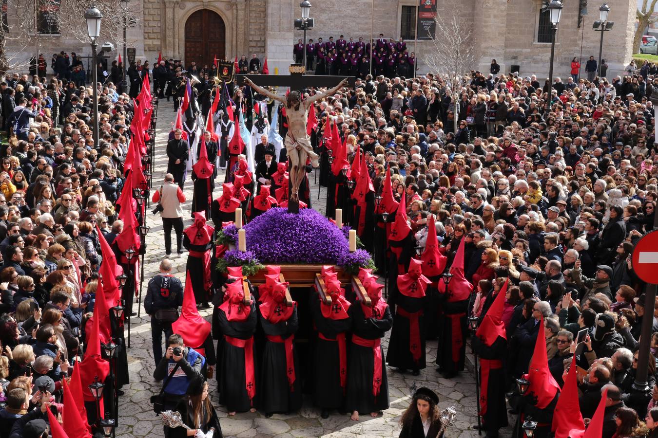 El paso de Gregorio Fernández salió a hombros a las once del Palacio de Santa Cruz para recorrer el centro de la ciudad 