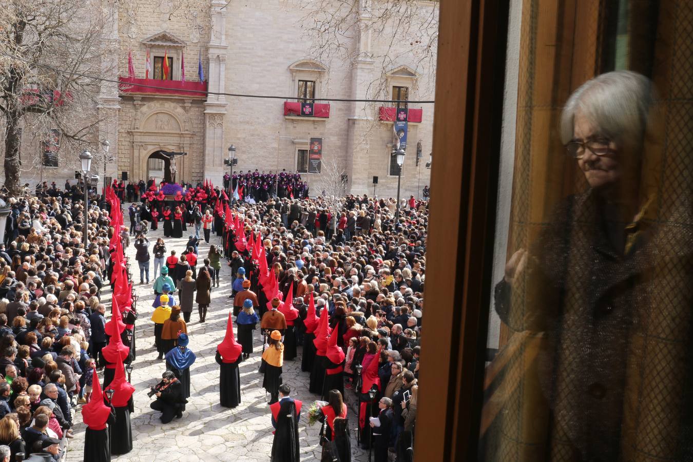 El paso de Gregorio Fernández salió a hombros a las once del Palacio de Santa Cruz para recorrer el centro de la ciudad 