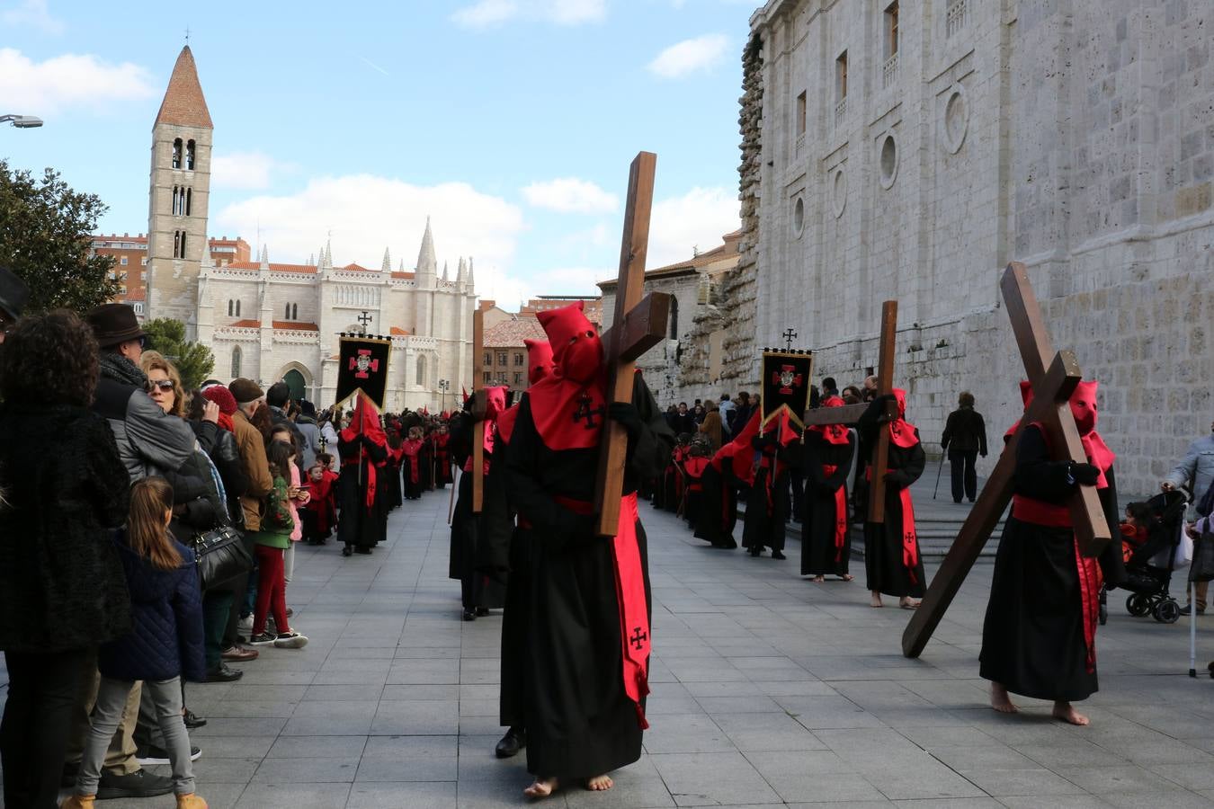 El paso de Gregorio Fernández salió a hombros a las once del Palacio de Santa Cruz para recorrer el centro de la ciudad 