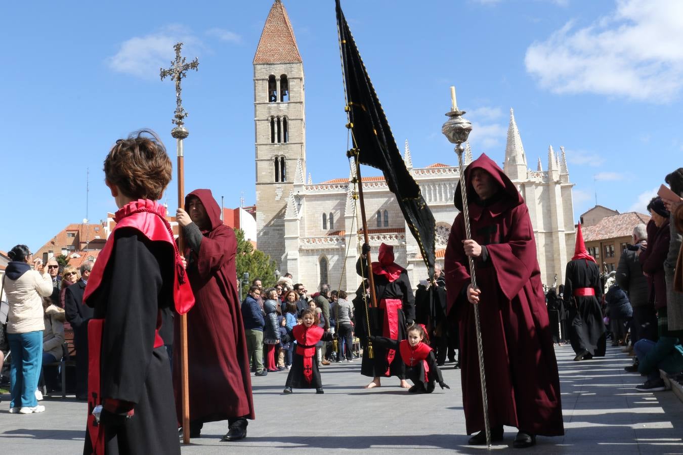 El paso de Gregorio Fernández salió a hombros a las once del Palacio de Santa Cruz para recorrer el centro de la ciudad 
