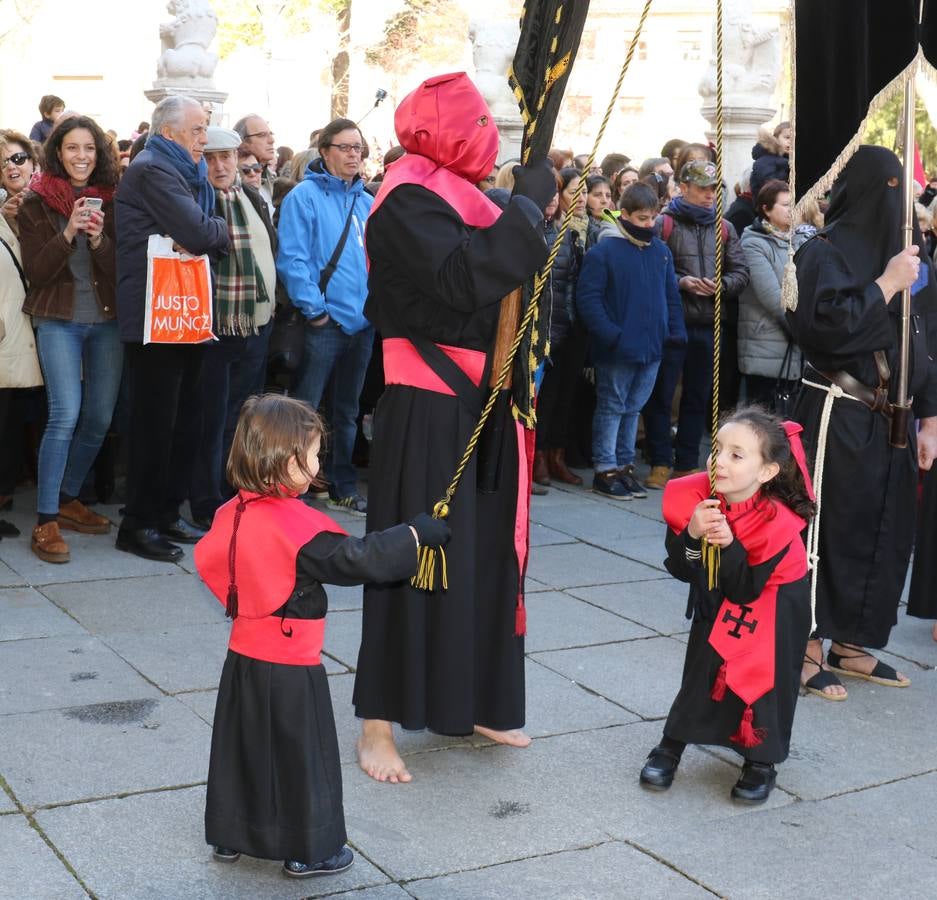 El paso de Gregorio Fernández salió a hombros a las once del Palacio de Santa Cruz para recorrer el centro de la ciudad 