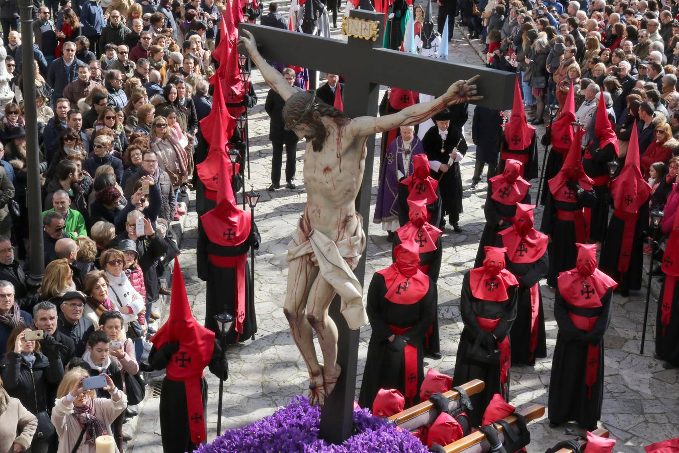 El paso de Gregorio Fernández salió a hombros a las once del Palacio de Santa Cruz para recorrer el centro de la ciudad 