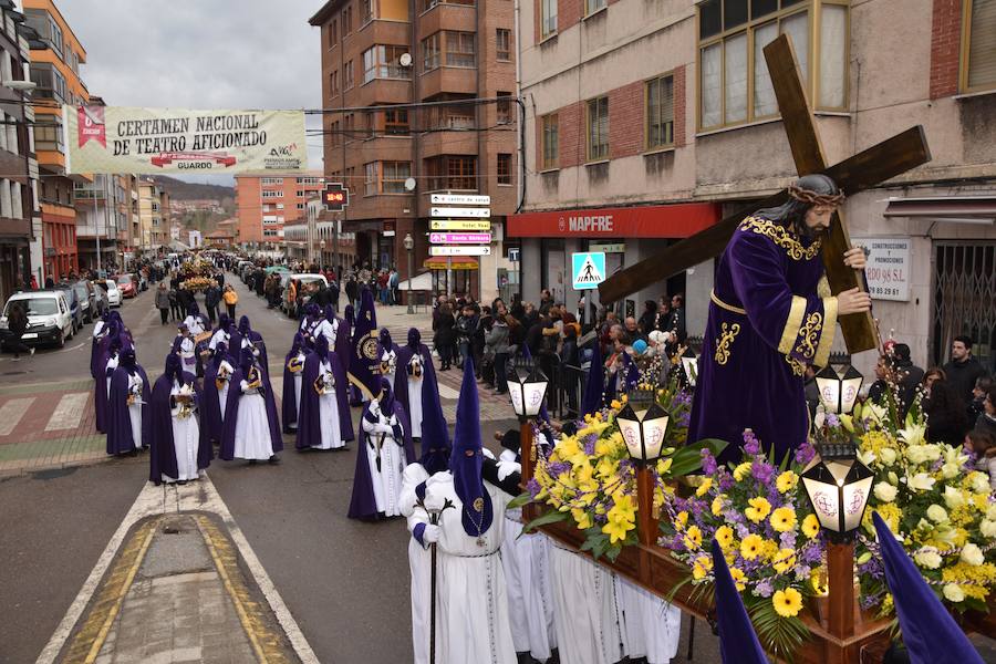 Fotos: La Procesión General sale con un recorrido más corto en Guardo