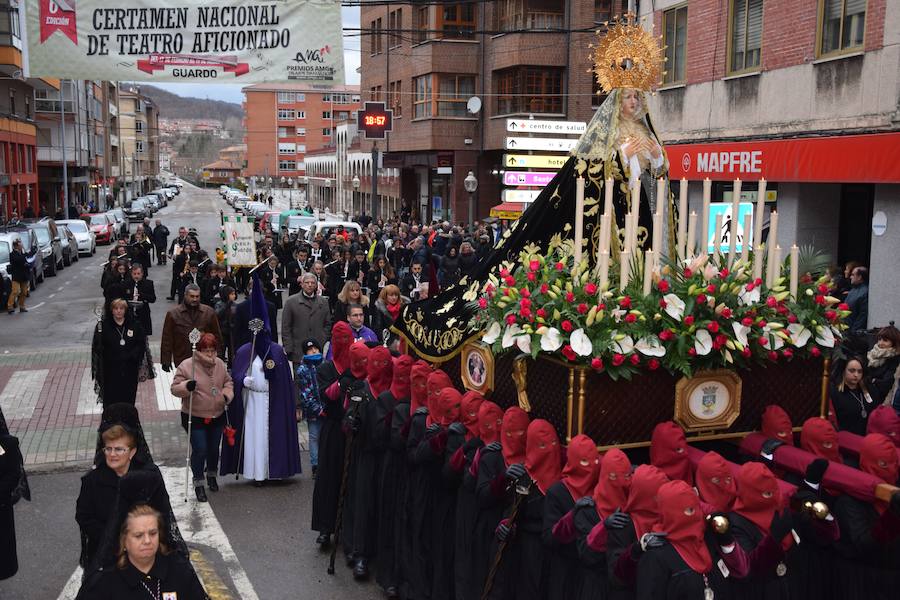 Fotos: La Procesión General sale con un recorrido más corto en Guardo