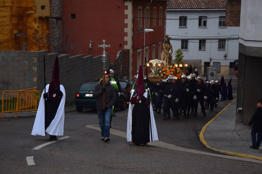 Fotos: La Procesión General sale con un recorrido más corto en Guardo