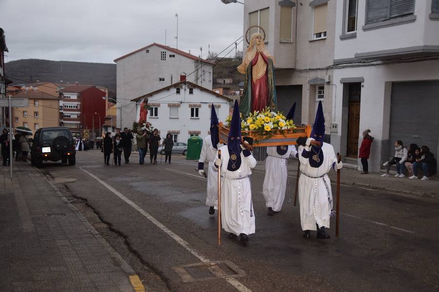 Fotos: La Procesión General sale con un recorrido más corto en Guardo