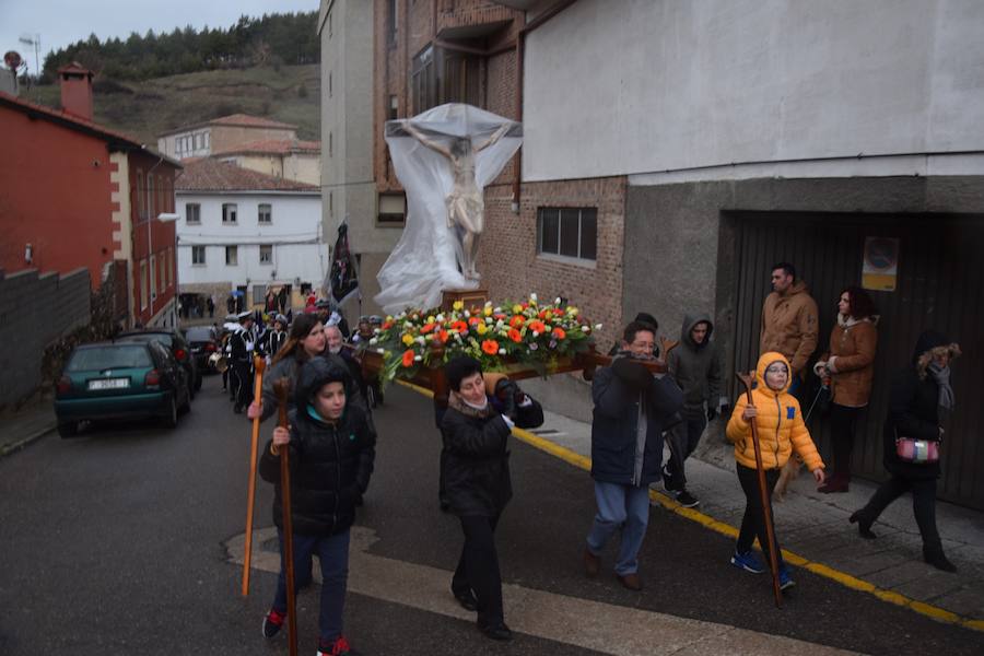 Fotos: La Procesión General sale con un recorrido más corto en Guardo